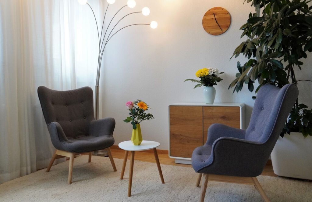Heller, freundlicher und modern ausgestatteter Therapieraum mit zwei gemütlichen Sesseln